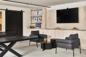 TV a/nebo společenská místnost v ubytování Slackline Moab, Outset Collection by Hilton