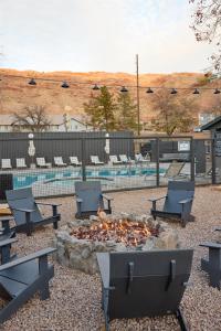 Bazén v ubytování Slackline Moab, Outset Collection by Hilton nebo v jeho okolí + 41 fotografií
