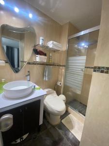 El Morto de BarcelonaにあるApartamento acogedor en lecheríaのトイレ、洗面台、シャワー付きのバスルーム