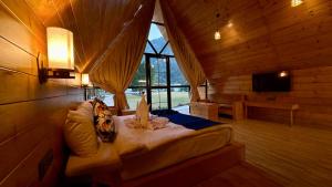 TerraTrek Billora : غرفة نوم مع سرير في كابينة خشبية