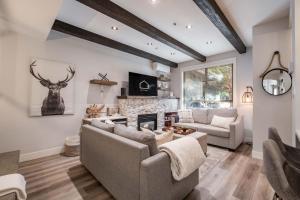 Χώρος καθιστικού στο Symphony 8 by Outpost Whistler