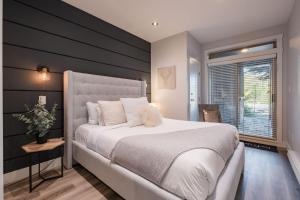 Ένα ή περισσότερα κρεβάτια σε δωμάτιο στο Symphony 8 by Outpost Whistler