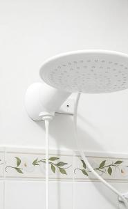 a white stool in a room with a white wall at ꕥ Suíte Deluxe Privativa ꕥ Cantinho da Margarida ꕥ Hospedagem & Hostel Premium in Belém