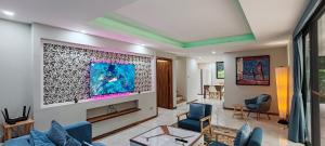 Et tv og/eller underholdning på Villa Summer - Private villa by the sea