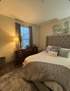 Postel nebo postele na pokoji v ubytování Luxury Views By The Water 1 in Madison, Airport , Toyota Field, Arsenal