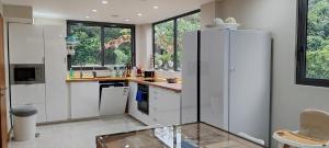 Køkken eller tekøkken på Villa Summer - Private villa by the sea