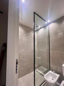 Ένα μπάνιο στο Catalina Hotel