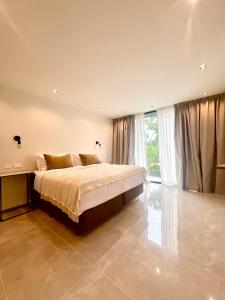 Ένα ή περισσότερα κρεβάτια σε δωμάτιο στο Catalina Hotel