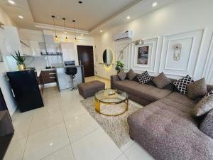 拉合尔Prestigious Apartments with Signature Luxury Furnish - Zameen Opal Lahore的带沙发和咖啡桌的客厅