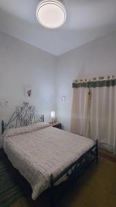 Casa céntrica Yrigoyen في سانتا روزا: غرفة نوم بسرير كبير مع مفرش أبيض