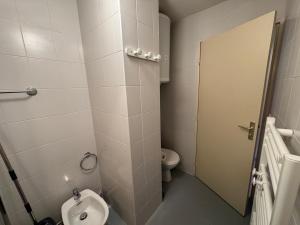 Ванная комната в Appartement 4 pers. face aux pistes avec balcon sud, proche ESF - FR-1-445-235