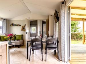 Χώρος καθιστικού στο Mobil home avec Spa privatif et Terrasse à Pordic - API-1-52-1201 +26 φωτογραφίες