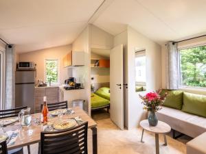 Η κουζίνα ή μικρή κουζίνα στο Mobil home avec Spa privatif et Terrasse à Pordic - API-1-52-1201