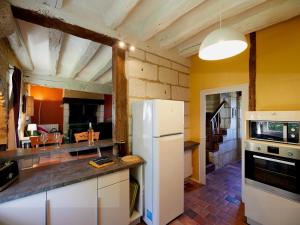 Η κουζίνα ή μικρή κουζίνα στο Gîte de charme avec jardin privatif en Touraine - FR-1-381-642 +19 φωτογραφίες