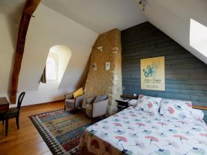 Ένα ή περισσότερα κρεβάτια σε δωμάτιο στο Gîte de charme avec jardin privatif en Touraine - FR-1-381-642