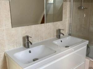 Ένα μπάνιο στο Gîte de charme avec jardin privatif en Touraine - FR-1-381-642