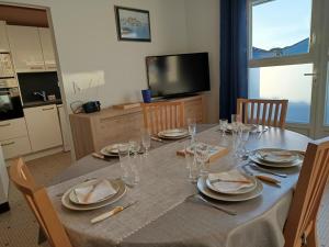 Η κουζίνα ή μικρή κουζίνα στο Notre-Dame-de-Monts - Apt spacieux 76m² - 6 pers - Animaux admis - Parking - FR-1-540-327