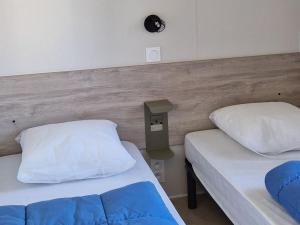 Ένα ή περισσότερα κρεβάτια σε δωμάτιο στο Mobil home confortable avec terrasse à Pordic - API-1-52-1206