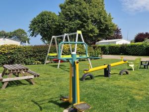 Ο χώρος παιχνιδιού για παιδιά στο Mobil home confortable avec terrasse à Pordic - API-1-52-1206