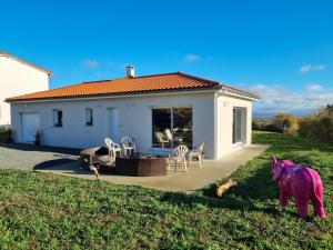 Una estatua de un caballo rosa frente a una casa. en Gîte spacieux 12 pers à Saint-Germain-Laval - Confort et charme - FR-1-496-378, en Saint-Germain-Laval