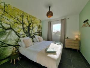 1 dormitorio con 1 cama con un mural en la pared en Gîte spacieux 12 pers à Saint-Germain-Laval - Confort et charme - FR-1-496-378, en Saint-Germain-Laval