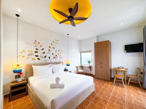 ein Schlafzimmer mit einem großen Bett und einem Deckenventilator in der Unterkunft Sujet Center Hotel by Haviland in Đà Nẵng + 40 Fotos
