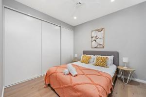 Postel nebo postele na pokoji v ubytování Herald Building Newcastle - Coastal City Retreat