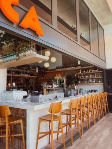 Ο χώρος του lounge ή του μπαρ στο Azzure Beachside Bokarina Escape