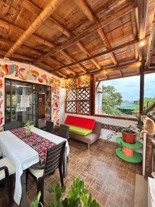 Casa Italia Guest House في تاجانجا: فناء مع طاولة وكراسي وأريكة