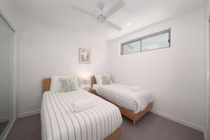 Ένα ή περισσότερα κρεβάτια σε δωμάτιο στο Azzure Beachside Bokarina Escape +13 φωτογραφίες