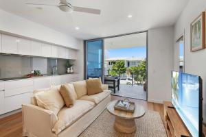 Χώρος καθιστικού στο Azzure Beachside Bokarina Escape