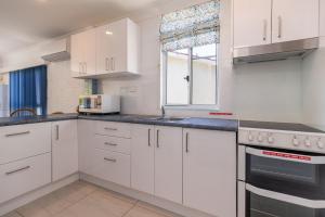 Køkken eller tekøkken på Blueys Beach Villa Manyana 14