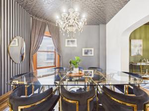 ein Esszimmer mit Glastisch und Stühlen in der Unterkunft Game Day Stay Steps to Wrigley Garage in Chicago