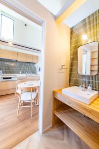 Kuchyň nebo kuchyňský kout v ubytování 和ゲストハウス高瀬川 + 134 fotografií