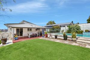 Πισίνα στο ή κοντά στο Sunlit Pool Your Holiday Centrepiece