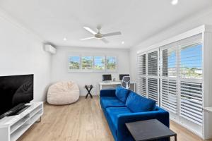 Μια τηλεόραση ή/και κέντρο ψυχαγωγίας στο Sunlit Pool Your Holiday Centrepiece