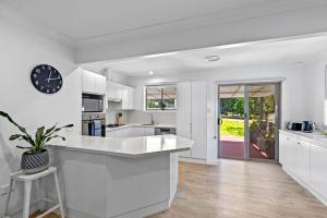 Η κουζίνα ή μικρή κουζίνα στο Sunlit Pool Your Holiday Centrepiece