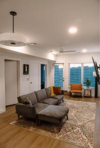 a living room with a couch and a rug at Luxury Mountain Views at Prime Location Huntsville in Huntsville