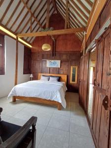 Ένα ή περισσότερα κρεβάτια σε δωμάτιο στο Breeze and Blossom Cottage Maguwo