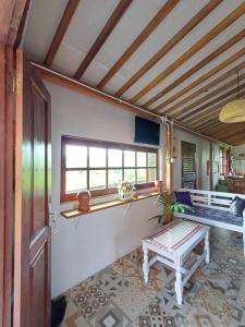 Χώρος καθιστικού στο Breeze and Blossom Cottage Maguwo