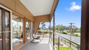 balcón con 2 sillas y vistas a la calle en Bendigo Lakeside, en Eaglehawk