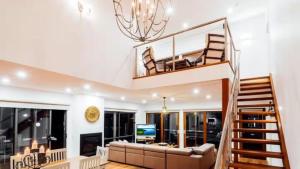 Una sala de estar con una escalera y un sofá. en Bendigo Lakeside, en Eaglehawk