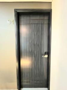 a black door in the corner of a room at Apartamento moderno, central, inteligente y totalmente equipado in Duitama +6 photos