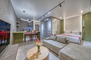 una camera d'albergo con un letto e un soggiorno di XO Canggu adults only a Canggu