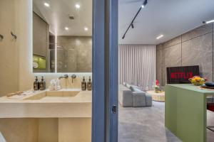bagno con lavandino e soggiorno di XO Canggu adults only a Canggu Altre 12 foto