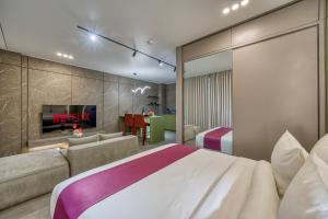 una camera da letto con un letto grande e un soggiorno di XO Canggu adults only a Canggu