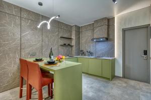 una cucina con tavolo, sedie e bancone di XO Canggu adults only a Canggu