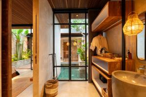 Ένα μπάνιο στο Danu Villas Bali +61 φωτογραφίες