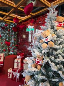 a christmas tree with teddy bears on it at PHUC LONG LUXURY Danang in Da Nang