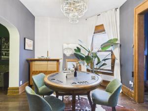 een eetkamer met een tafel, stoelen en een kroonluchter bij Wrigley Pet Friendly Garage Pool Table WD in Chicago +15 foto's